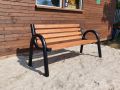 Ławka ogrodowa z metalowymi nogami na piasku